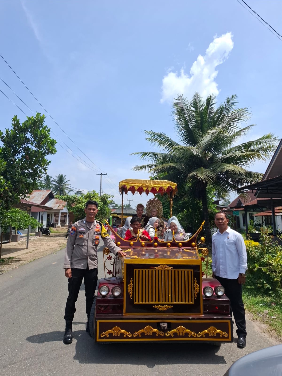 Polsek Harau Berikan Pengawalan Arak-arakan Pesta Pernikahan, Wujud Pelayanan Prima kepada Masyarakat