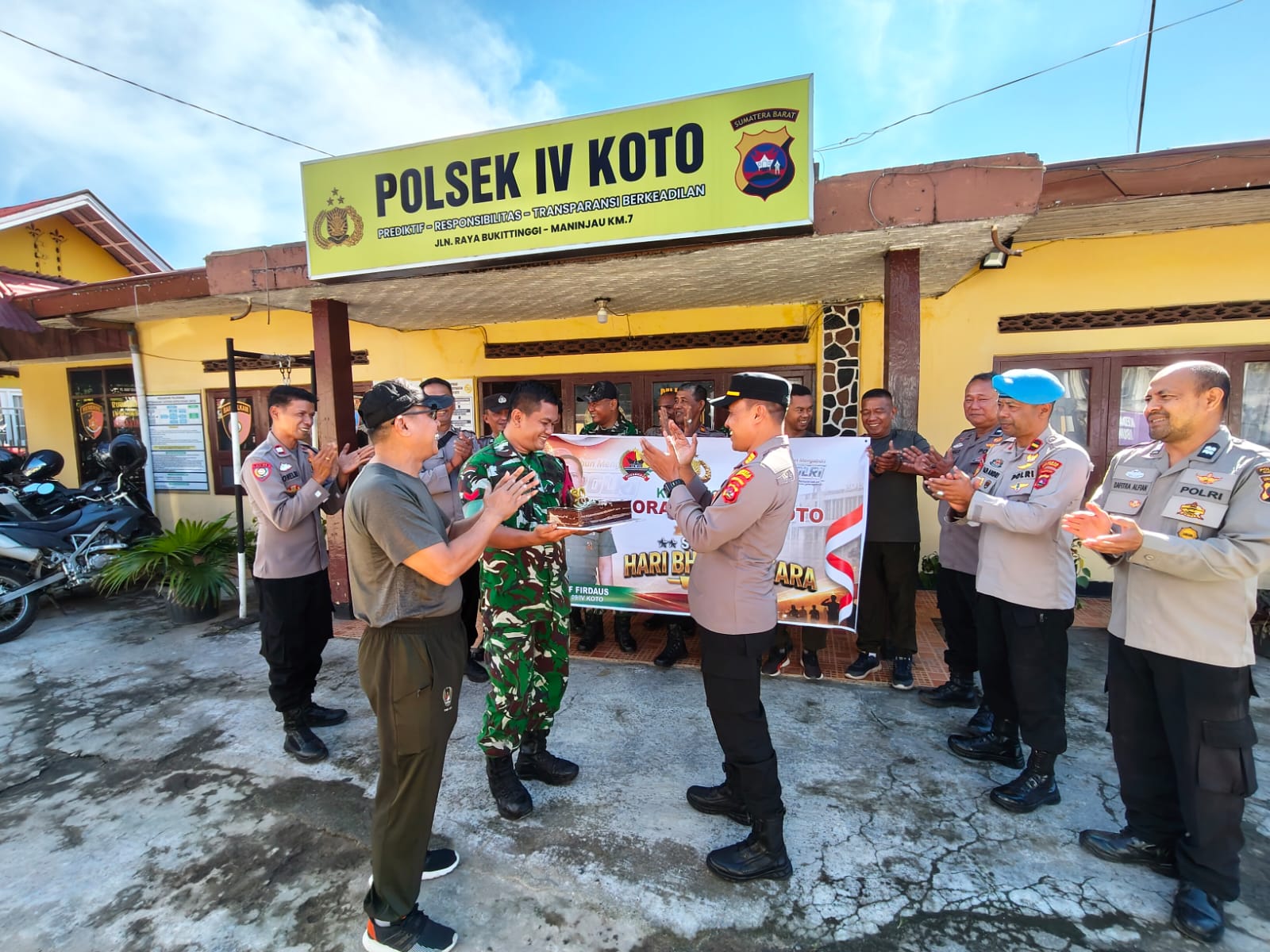 Sinergitas Tanpa Batas, Polsek IV Koto Polresta Bukittinggi Terima Kejutan Hari Bhayangkara ke-80 dari Koramil 09/IV Koto