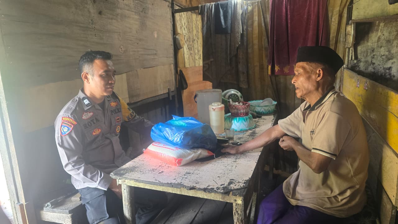 Bhabinkamtibmas Polsek Harau Salurkan Bantuan Sosial kepada Warga Kurang Mampu di Nagari Harau