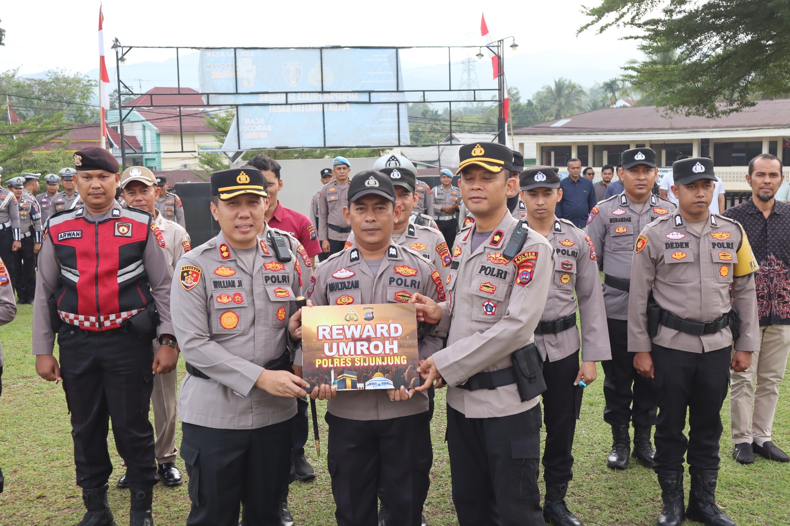 Kapolres Sijunjung Berikan Reward Umroh kepada Personel Terpilih Bulan Juli 2026