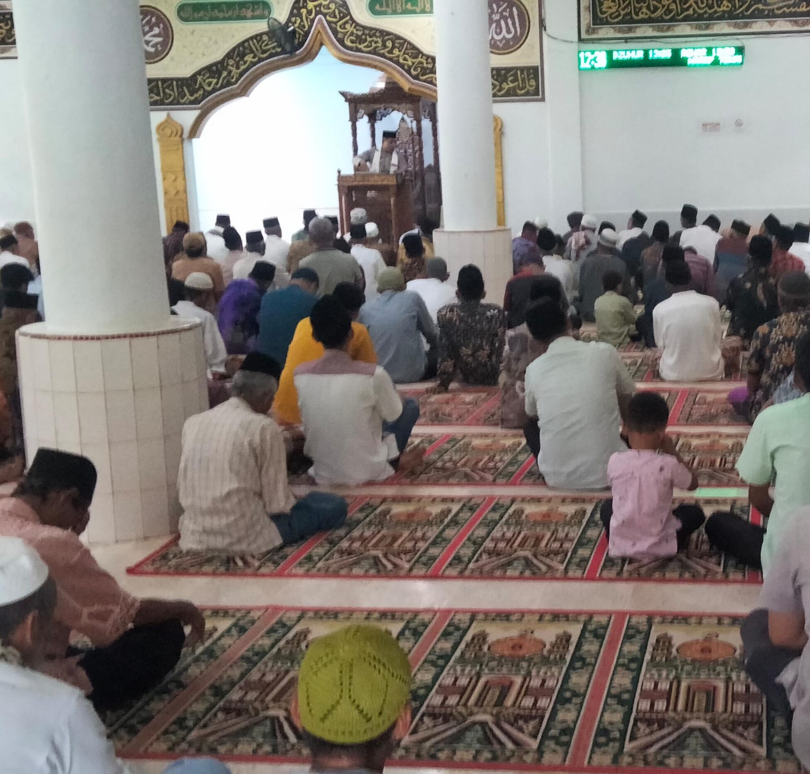Kapolsek Tanjung Emas Sampaikan Pesan Harkamtibmas Melalui Mimbar Jumat di Saruaso
