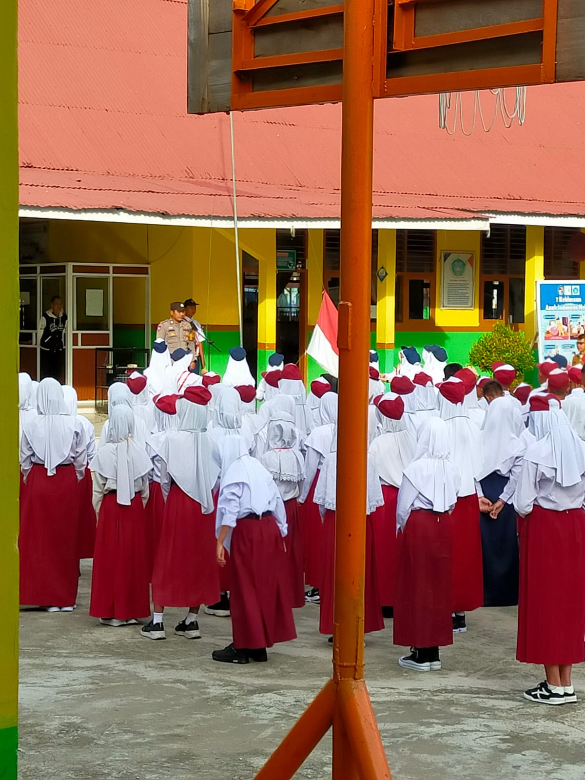 Bhabinkamtibmas Nagari Limbanang Bertindak Sebagai Pembina Upacara di SMP Negeri 2 Suliki, Sampaikan Pesan Kamtibmas kepada Pelajar