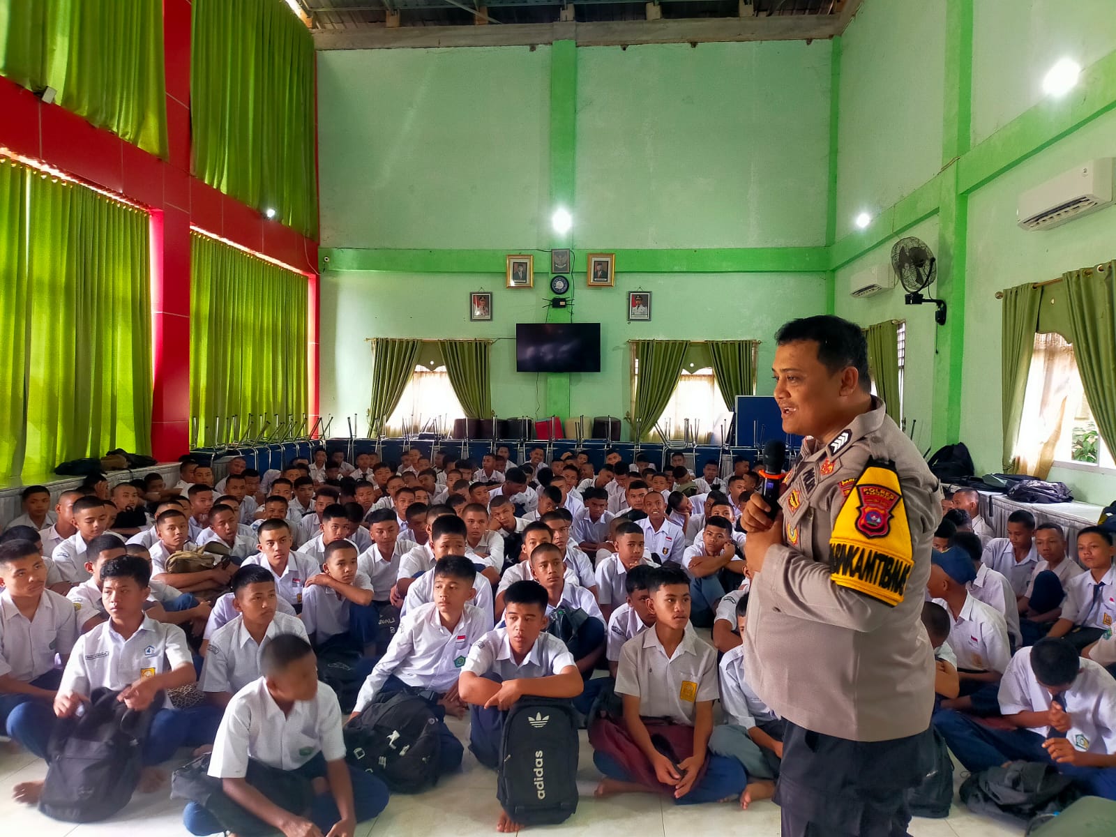 Bhabinkamtibmas Polsek Kota Pariaman Edukasi Siswa SMKN 1 Pariaman soal Bahaya Judol dan Narkoba