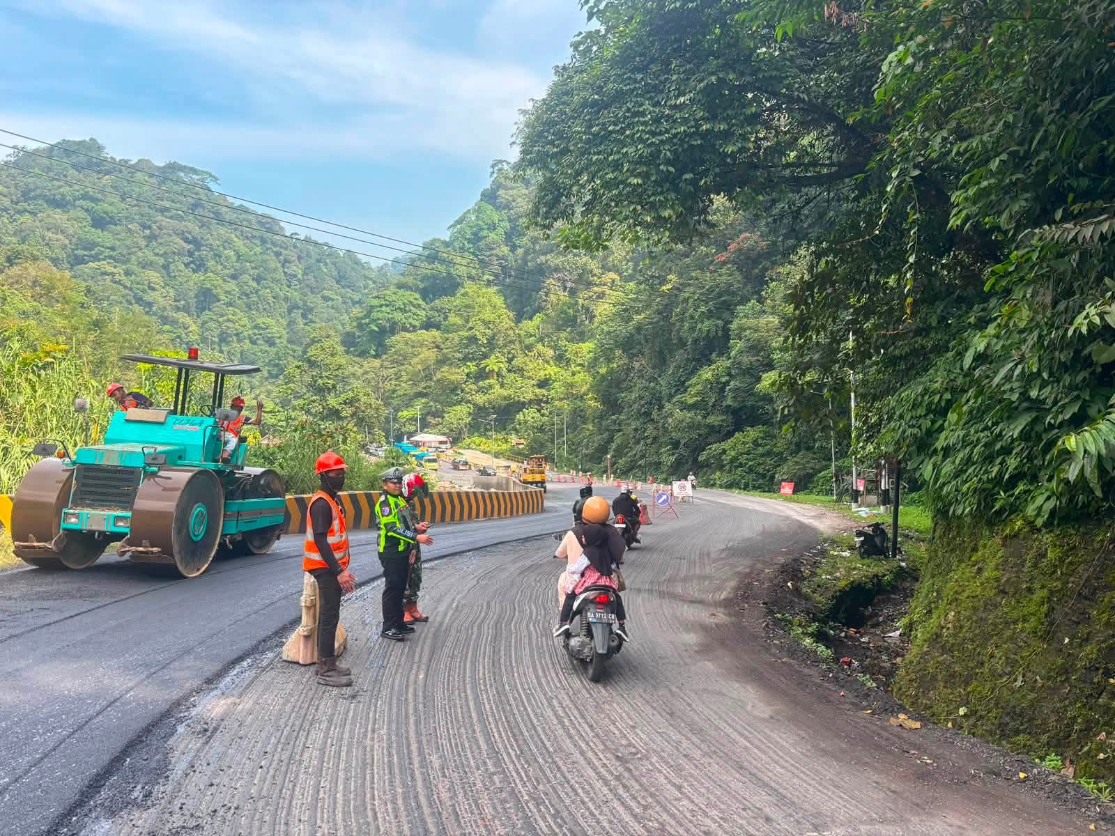 Brigadir Rizki Yudha Lakukan Pengamanan Pengaspalan Jalan di Kawasan Silaing Kariang