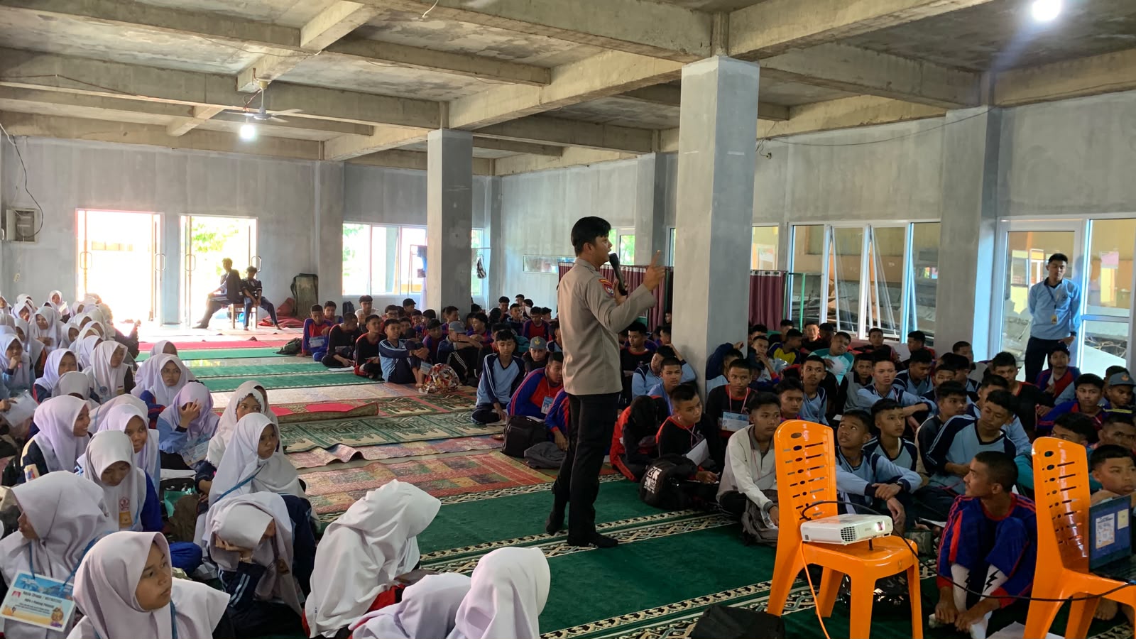 Sat Binmas Polres Padang Panjang Berikan Edukasi Bahaya NAPZA dan Fenomena Sosial Remaja kepada Peserta MPLS di SMAN 2 Padang Panjang