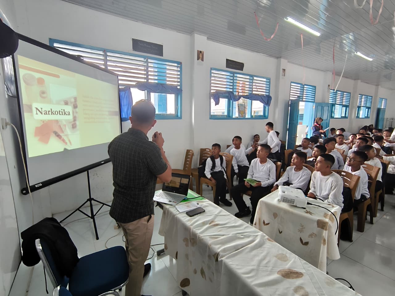 Sat Resnarkoba Polres Padang Panjang Edukasi Pelajar SMPN 6 tentang Bahaya Penyalahgunaan Narkoba