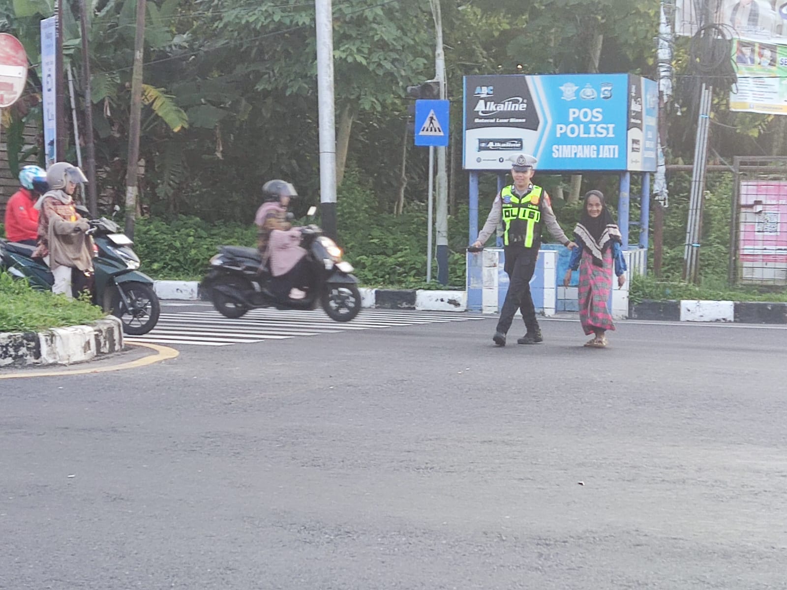 Personel Satlantas Polres Pariaman Hadir di Simpang Jalan, Jaga Kamseltibcar Lalu Lintas Pagi Hari