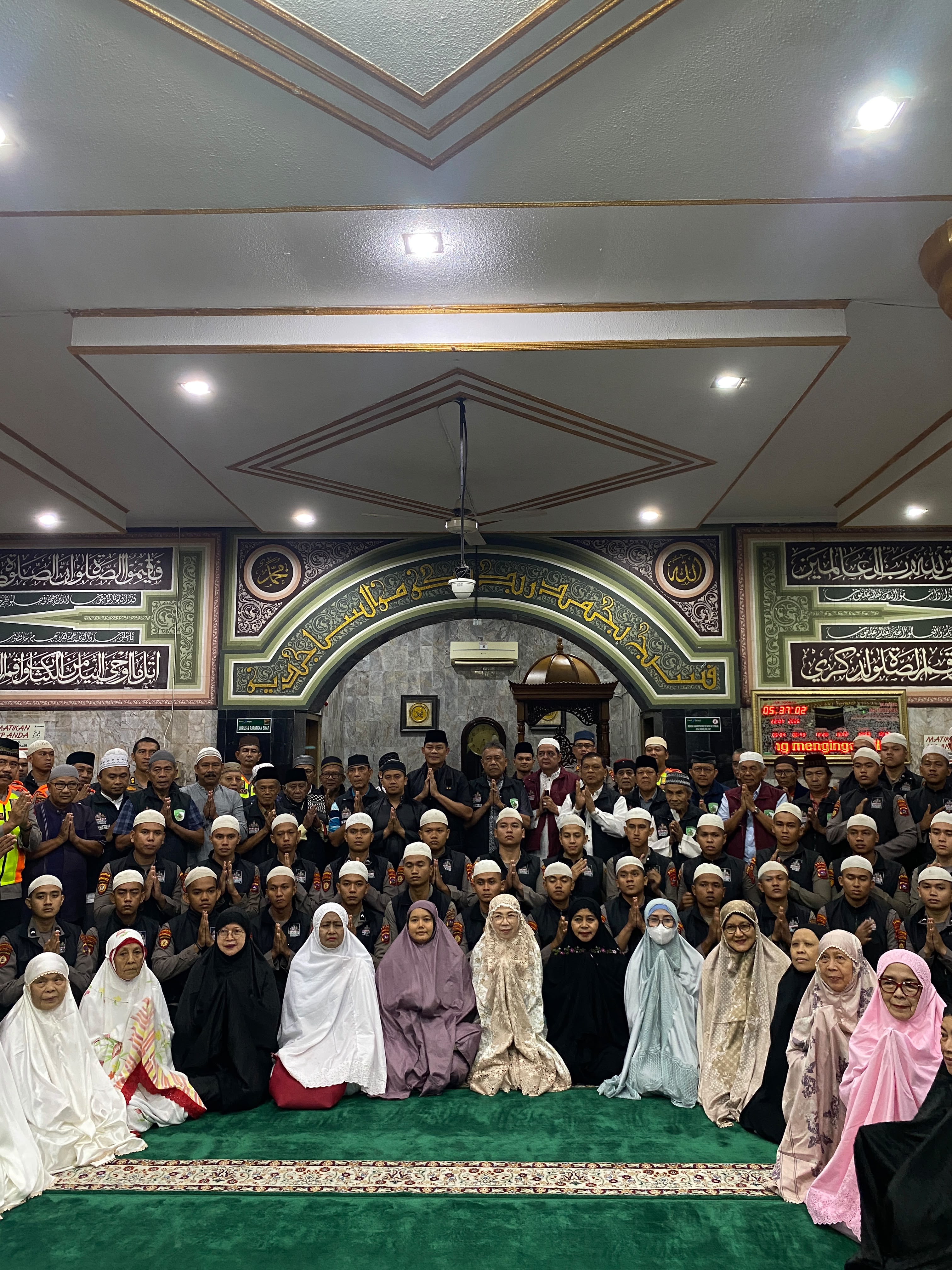 Pererat Silaturahmi, Kapolda Sumbar Ikuti Gerakan Subuh Berjamaah di Masjid Muhsinin