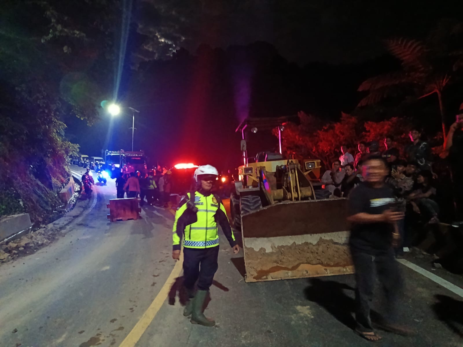 Satlantas Polres Padang Panjang Pantau Arus Lalu Lintas dan Kondisi Pasca Longsor di Lembah Anai