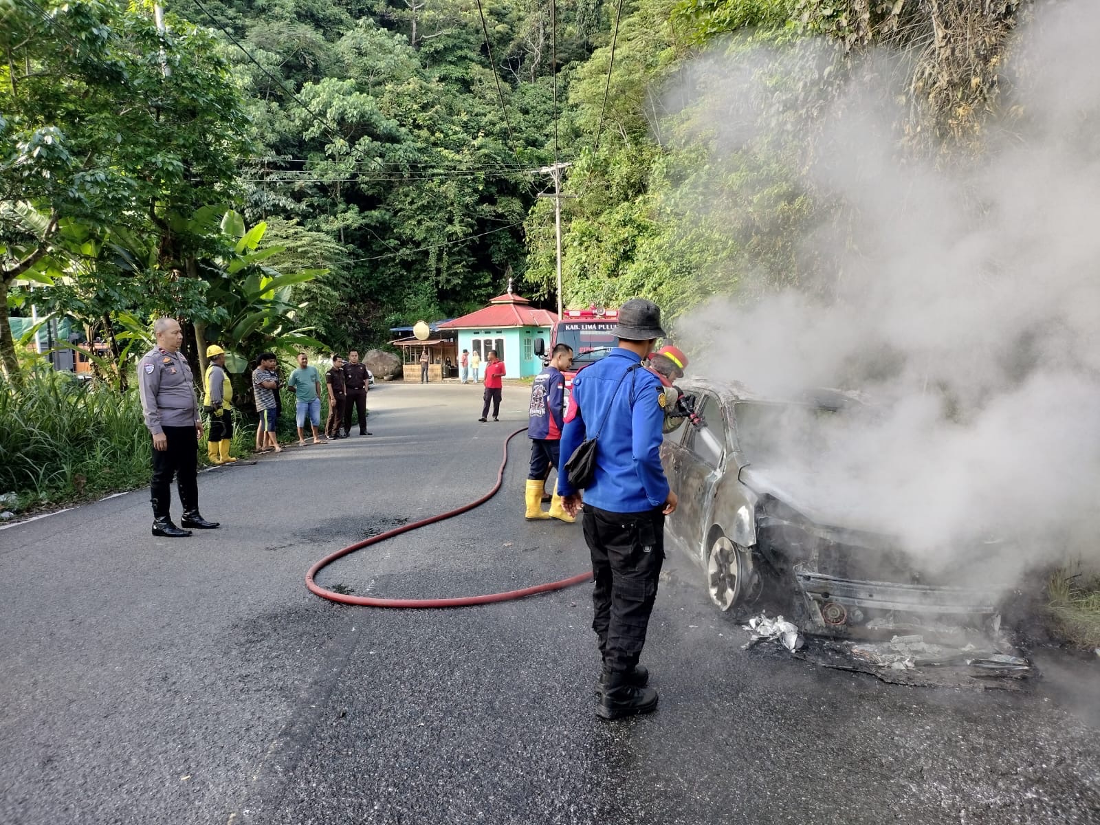 Mobil Grand Livina Terbakar di Jalan Lintas Sumbar–Riau, Seluruh Penumpang Selamat