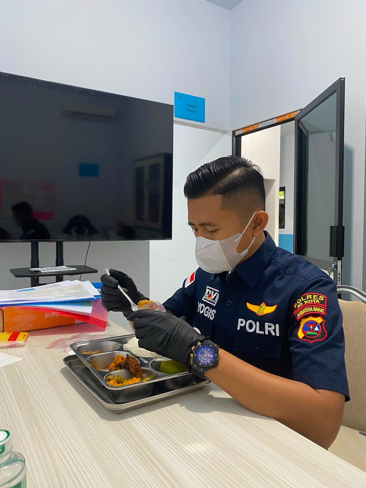 PS. Kasi Dokkes Polres 50 Kota Laksanakan Food Safety Program MBG di SPPG Guguk