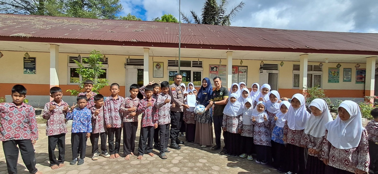 Bhabinkamtibmas Salurkan Bantuan Bola Kaki untuk SDN 05 Banja Loweh Ketek, Dukung Pembinaan Generasi Muda