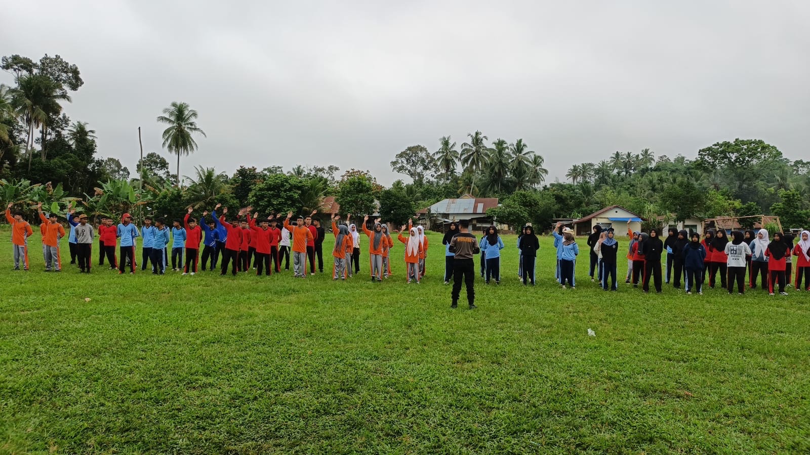 Polsek Guguk Bersama TNI Latih Calon Paskibraka Kecamatan Mungka Sambut HUT RI ke-81