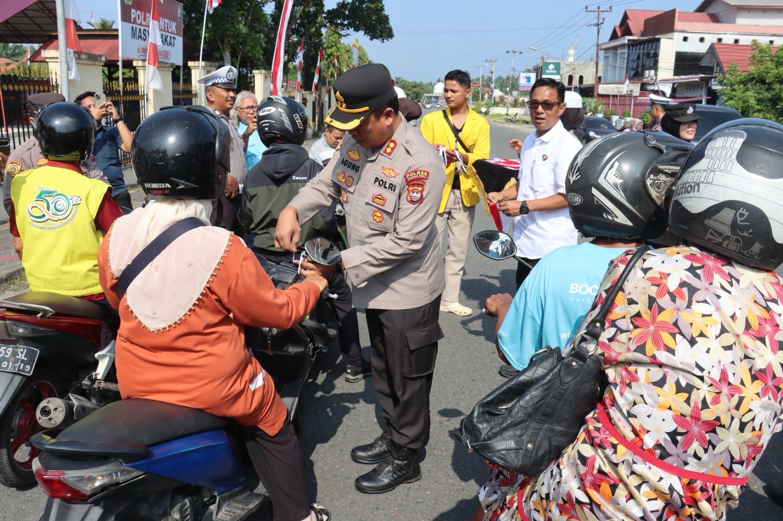 Semarak HUT RI ke-81, Polres Pasaman Barat Bagikan Ribuan Bendera Merah Putih kepada Masyarakat