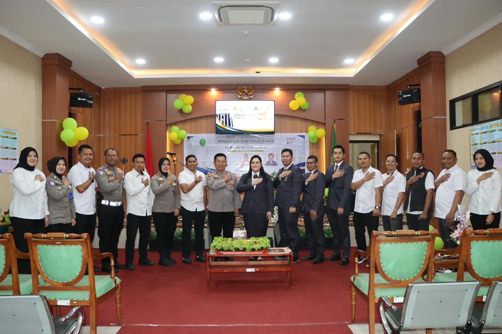 Wakapolres Padang Panjang Beserta Personel Kunjungi Pengadilan Negeri dalam Rangka HUT ke-81 Mahkamah Agung RI