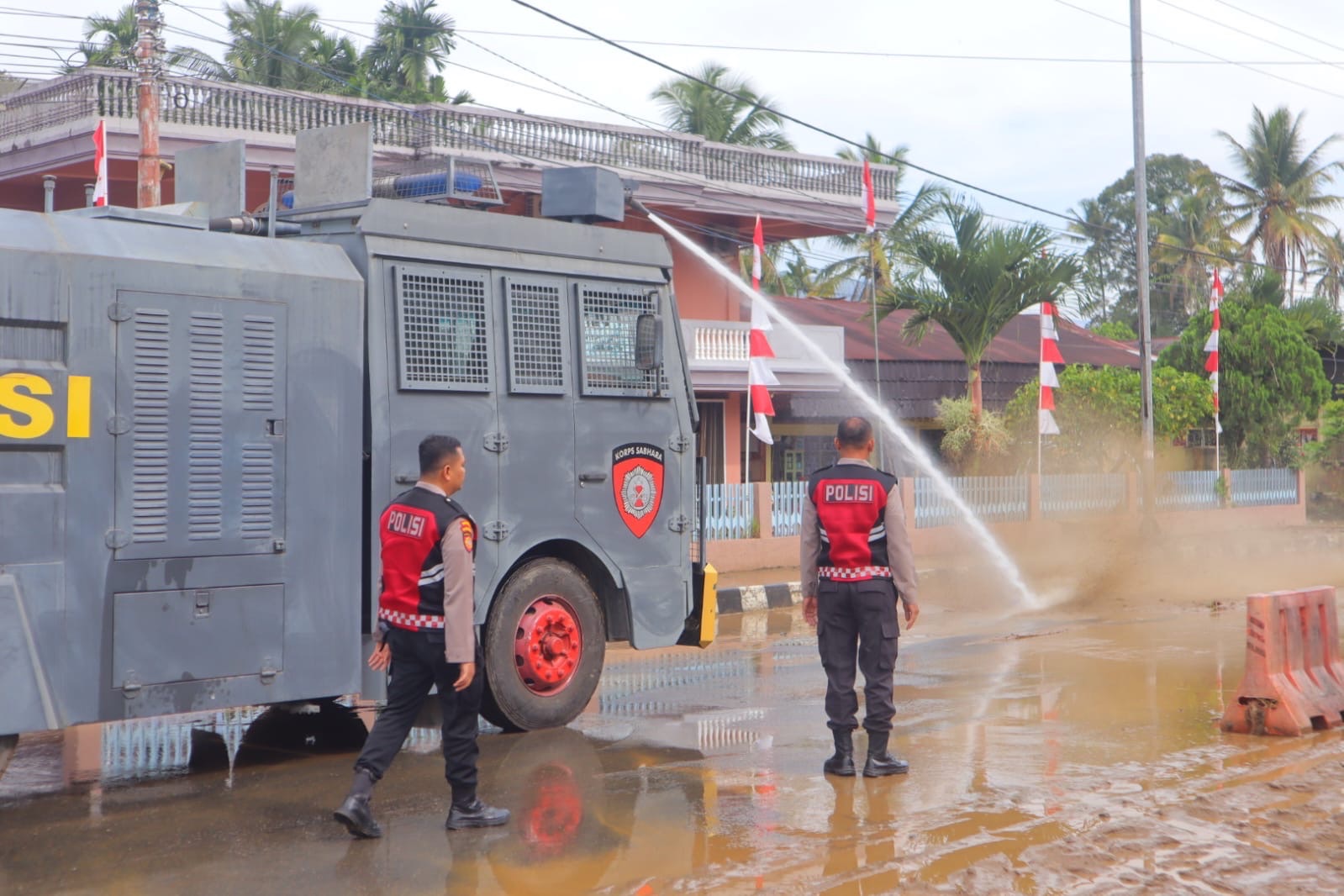 Polres Pasaman Bersihkan Fasilitas Umum Pasca Banjir Di Kota Lubuk Sikaping