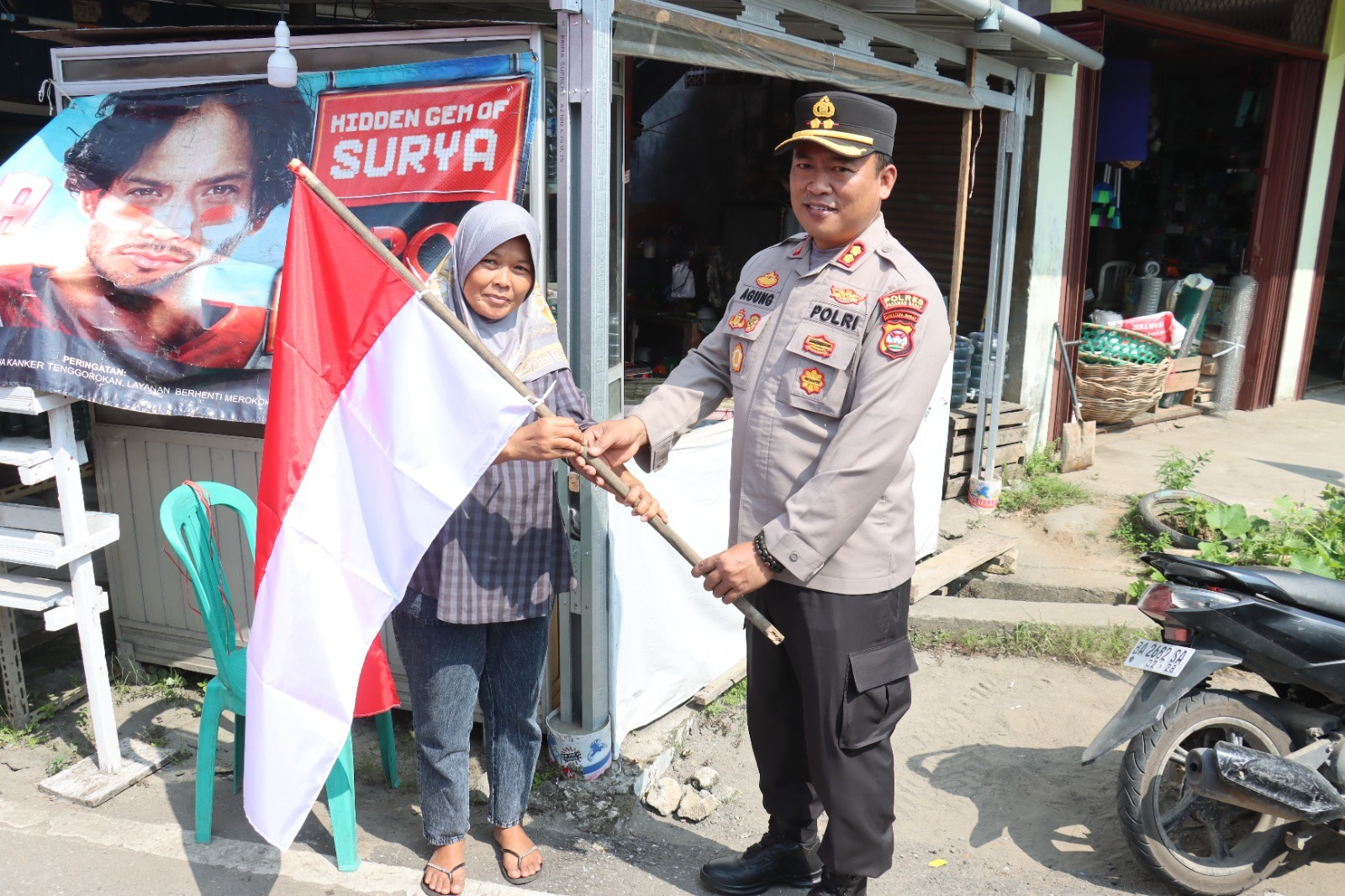 Semarak HUT RI ke-81, Polres Pasaman Barat Bagikan Ribuan Bendera Merah Putih kepada Masyarakat