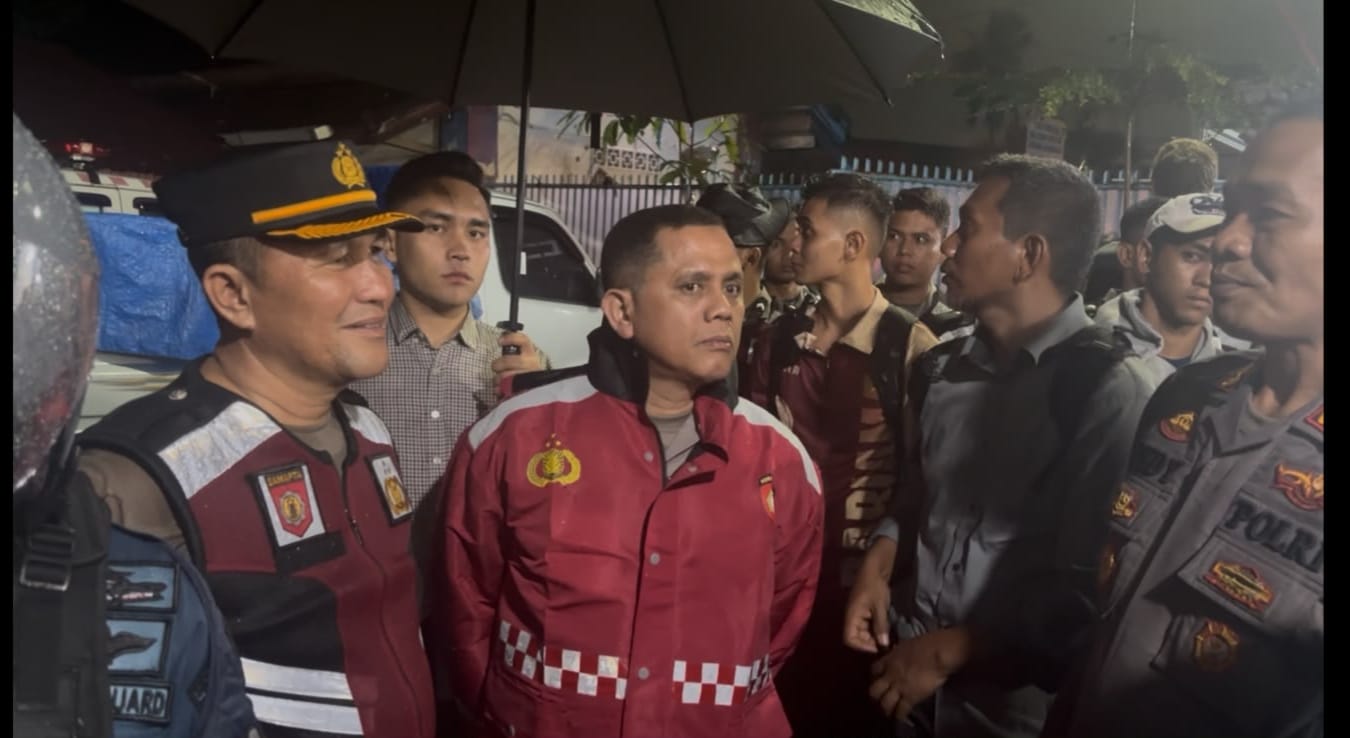 Dirsamapta Polda Sumbar Pimpin Evakuasi Dramatis Kapal Mentawai Fast di Muara Padang: 306 Penumpang Selamat