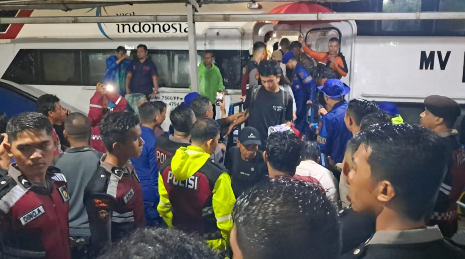 Respons Cepat Ditsamapta Polda Sumbar Evakuasi Ratusan Penumpang Mentawai Fast yang Nyaris Kandas di Muara Padang