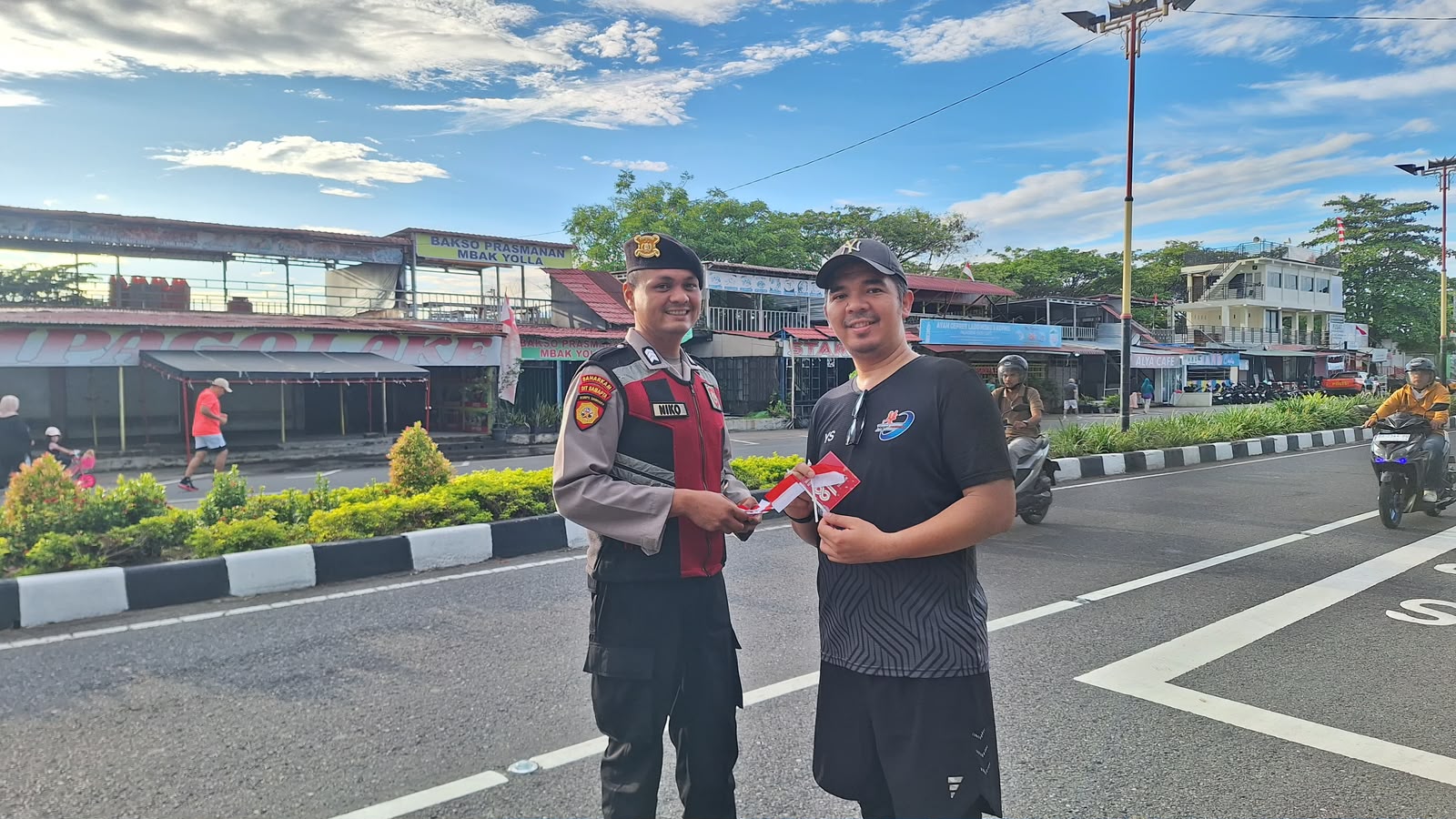 Ditsamapta Polda Sumbar Gelar Patroli Humanis, Bagikan Bendera dan Stiker HUT ke-81 RI di Jalan Samudra