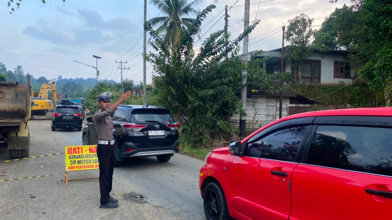 Polsek Pangkalan Lakukan Pengaturan Lalu Lintas di Lokasi Perbaikan Jalan Lintas Sumbar-Riau