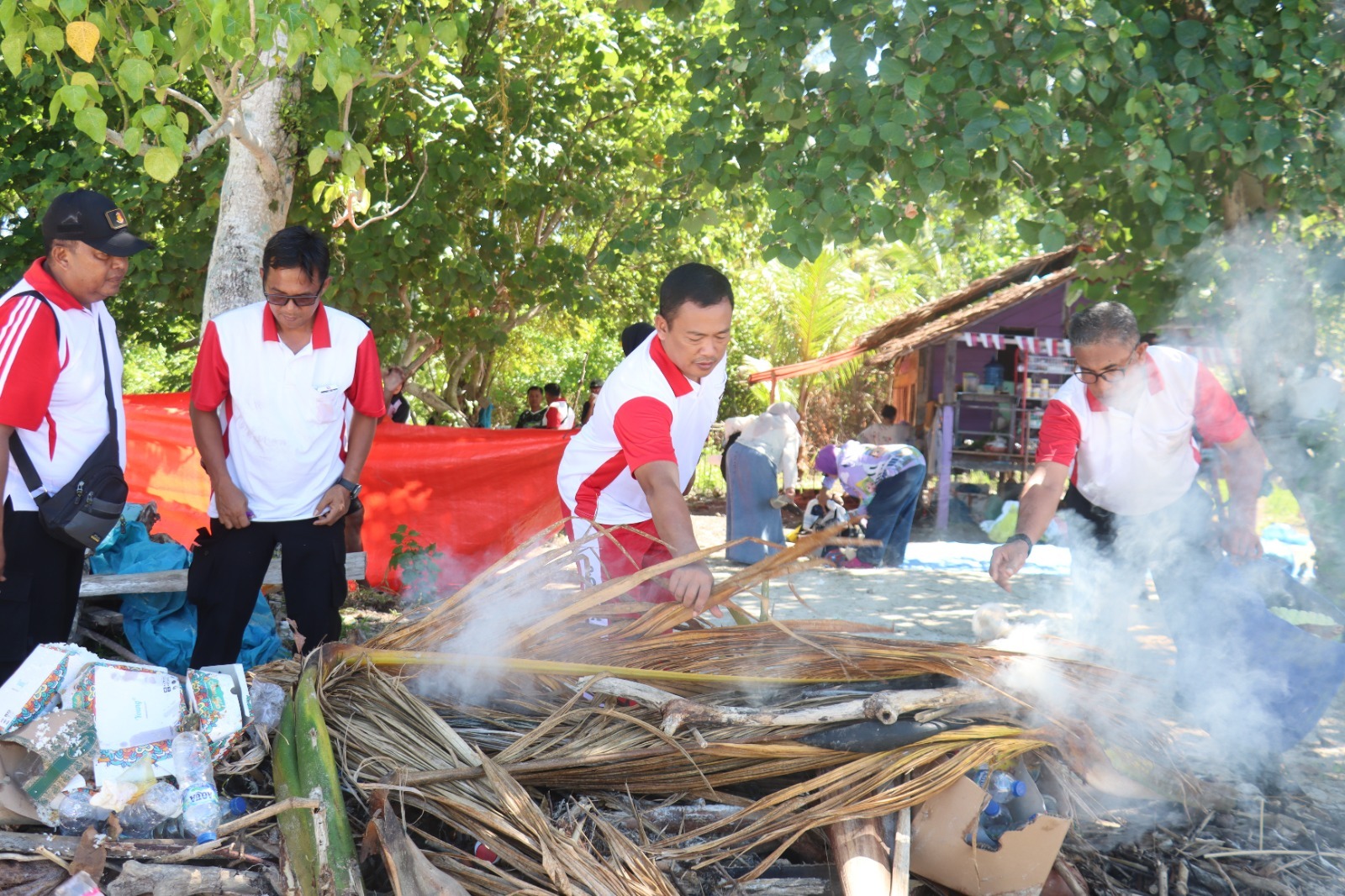 Polres Pasaman Barat Gelar Aksi Bersih Pantai di Objek Wisata Pulau Pigago Menyambut HUT RI ke-81