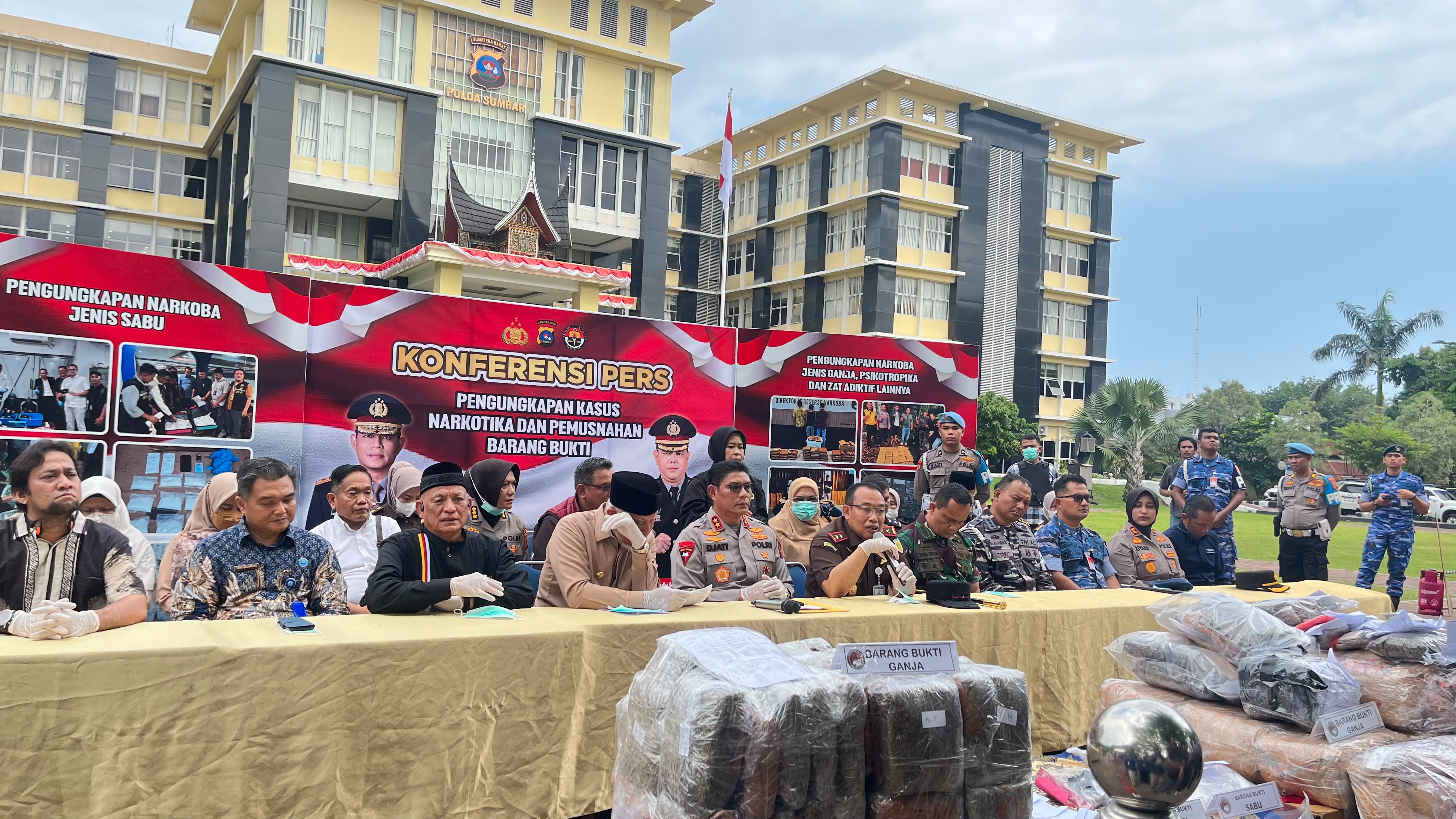 Kajati Apresiasi Polda Sumbar, pemusnahan barang bukti selamatkan generasi muda