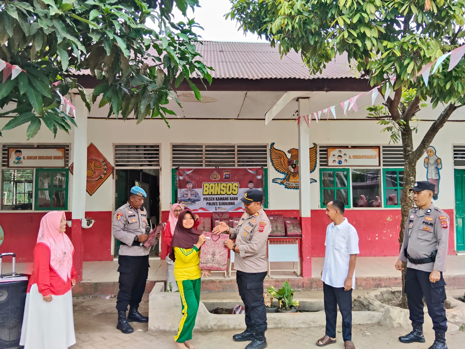 Polsek Kamang Baru Salurkan Bantuan Sosial Seragam dan Alat Tulis untuk Siswa SDN 14 Kamang