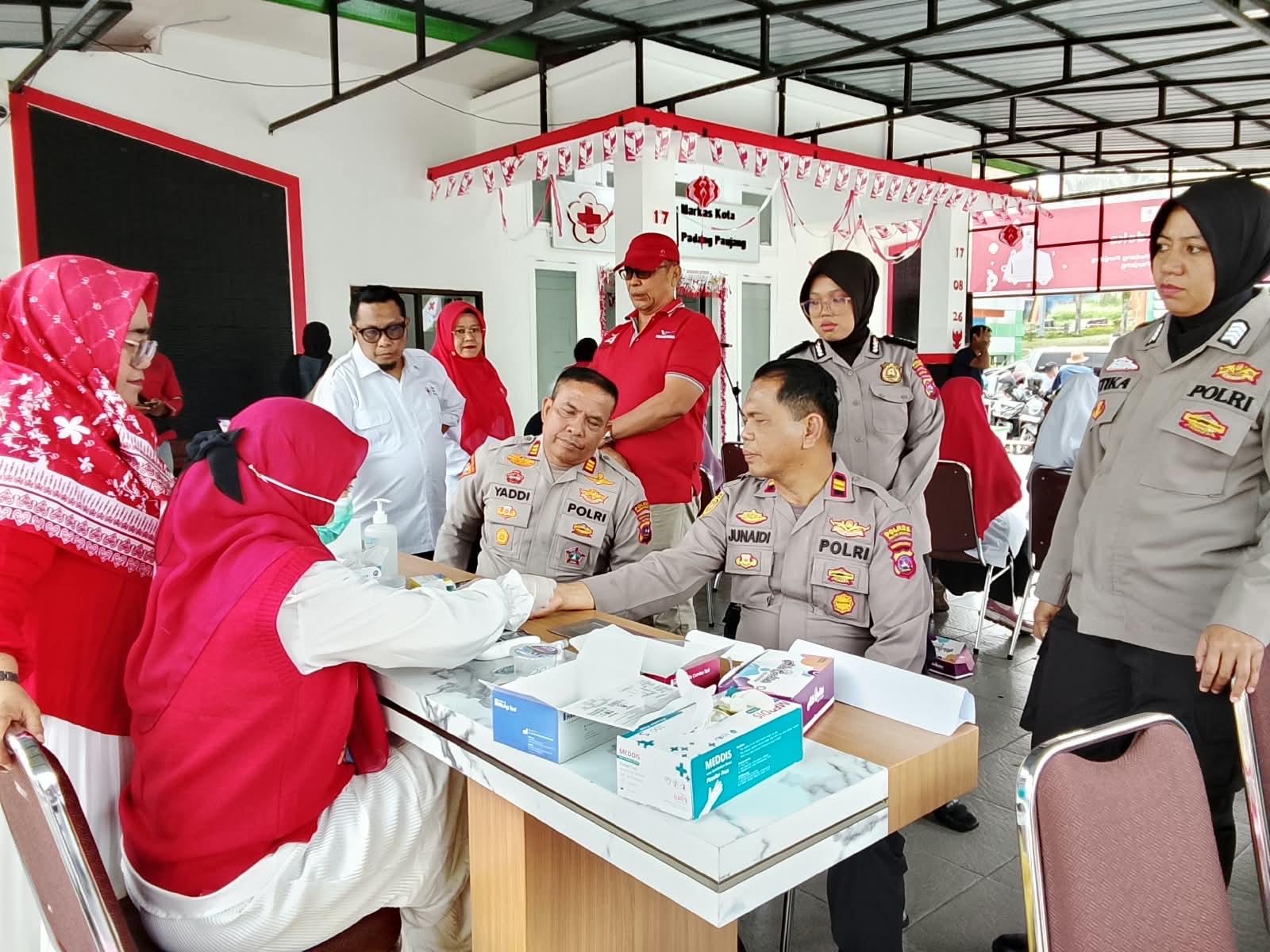 Personel Polres Padang Panjang Gelar Donor Darah Sambut HUT RI