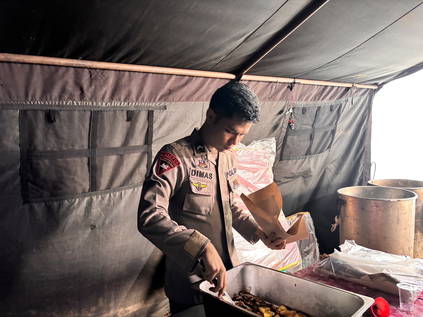 4.155 Porsi Makanan Siap Saji Disalurkan Satbrimob Polda Sumbar untuk Warga dan Personel Pascagalodo