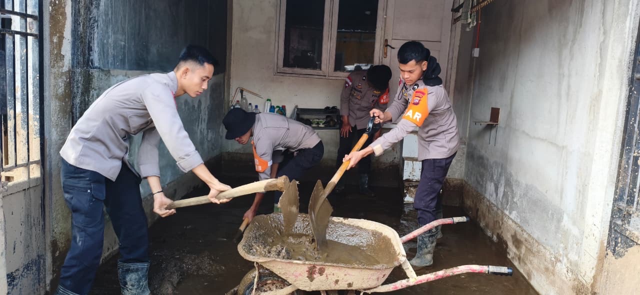 Dari Jalan hingga Rumah Warga, Satbrimob Polda Sumbar Bantu Pulihkan Perumahan Nuansa Griya Pascagalodo
