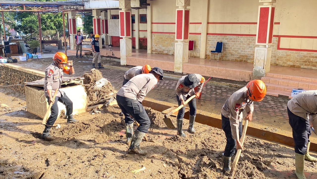 Pascabencana, Satbrimob Polda Sumbar Bersihkan Kantor DPRD Kabupaten Solok