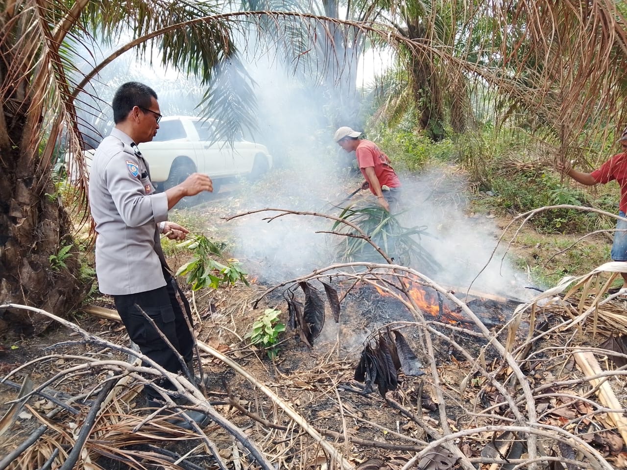 Cegah Kebakaran Lahan, Polsek Sungai Rumbai Polres Dharmasraya Bersama Warga Datangi Titik Api