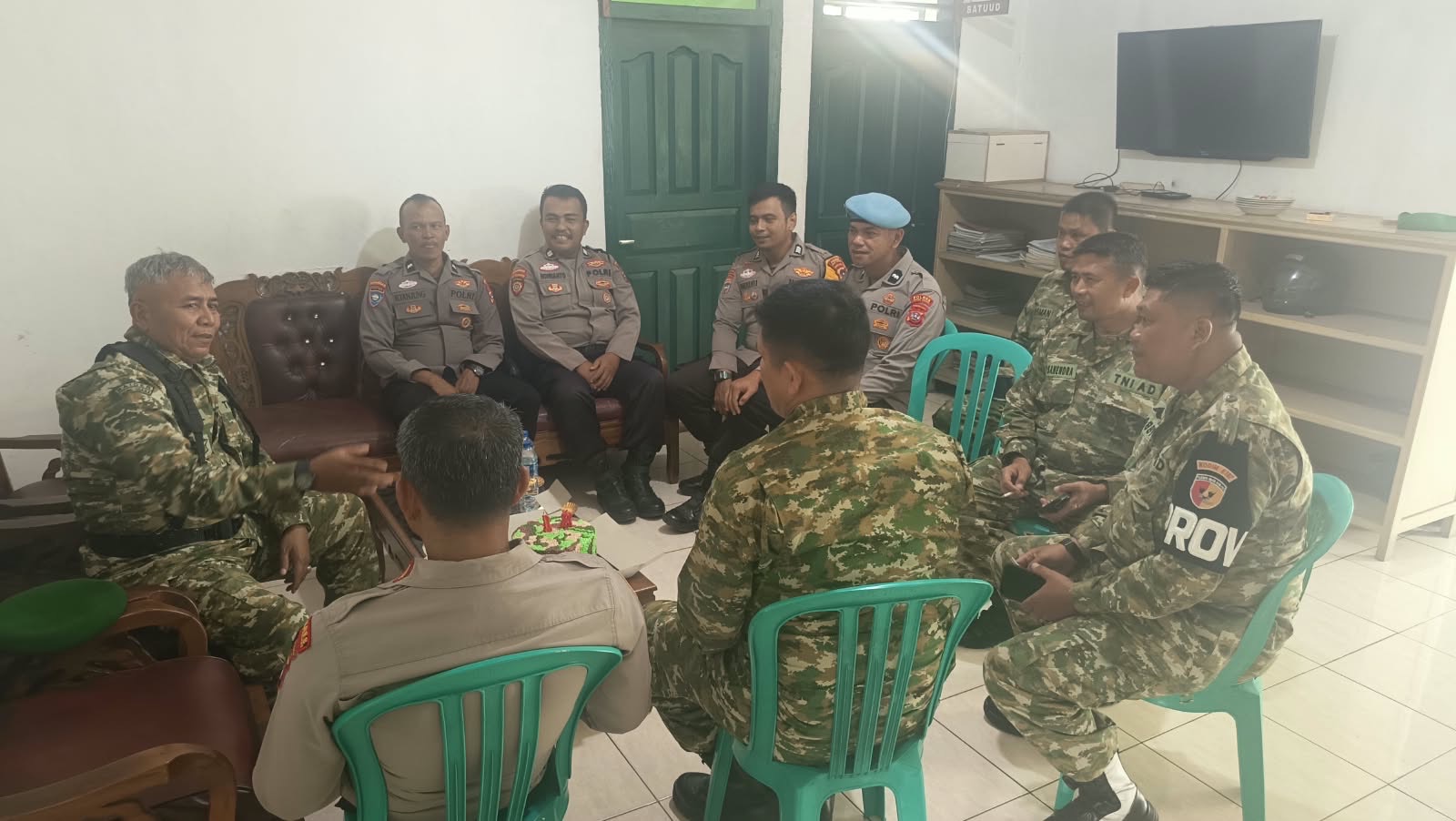 Sinergitas TNI-Polri, Kapolsek Batipuh Polres Padang Panjang Sambangi Koramil 08/Batipuh dalam Rangka HUT TNI ke-81
