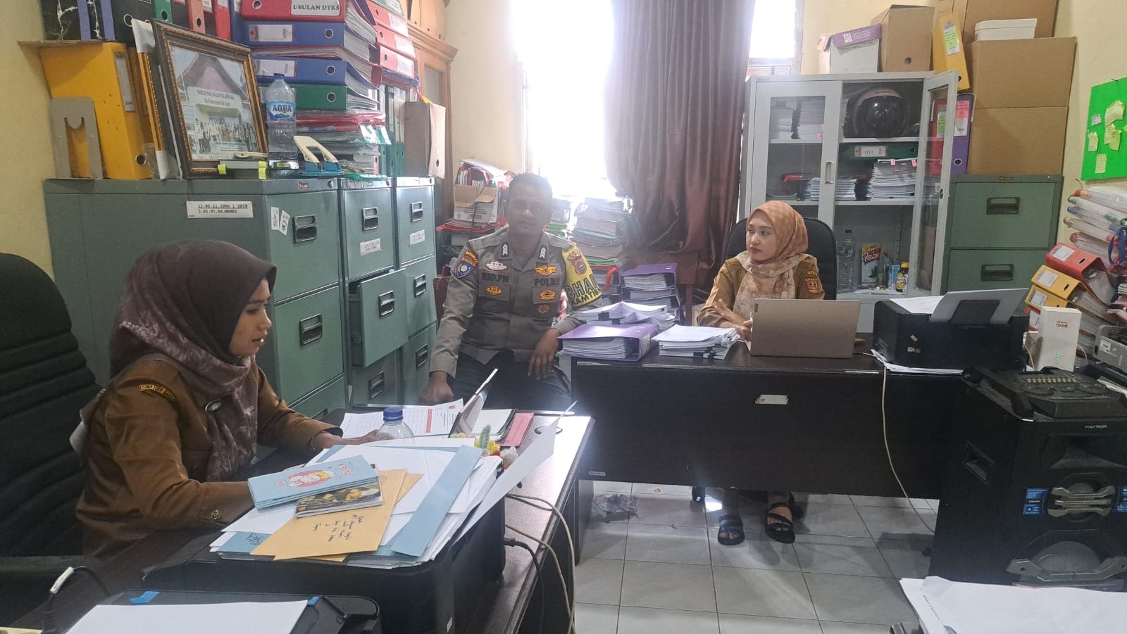 Cegah Kecelakaan Pelajar, Personel Polres Agam dan Siswa PKS Atur Lalu Lintas Depan SMAN 1 Ampek Nagari