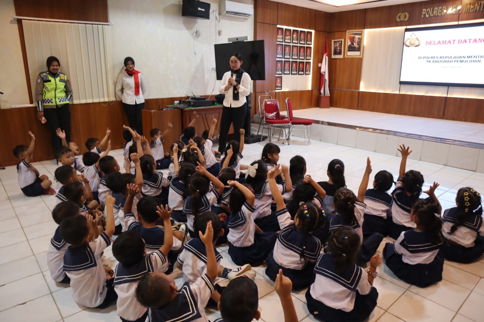 Wujudkan Pesan Kapolri, Polwan Polres Kepulauan Mentawai Edukasi Anak: Polisi Hadir untuk Memberikan Rasa Aman