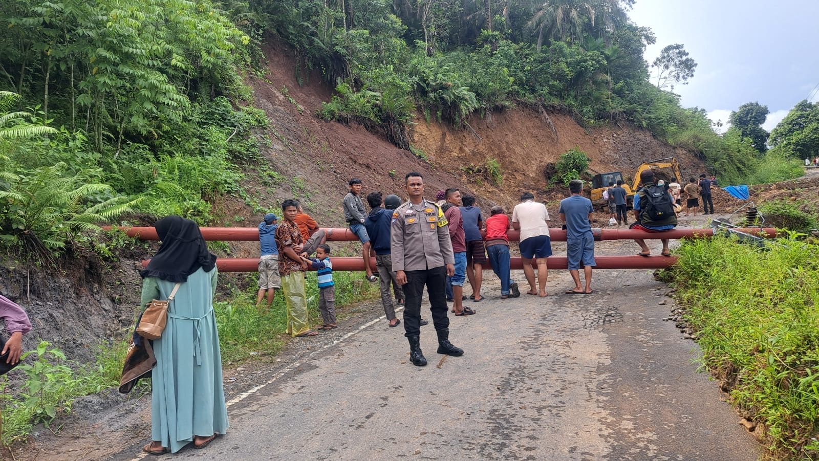 Jalan Palembayan-Matur yang Tertutup Longsor Mulai Dibersihkan