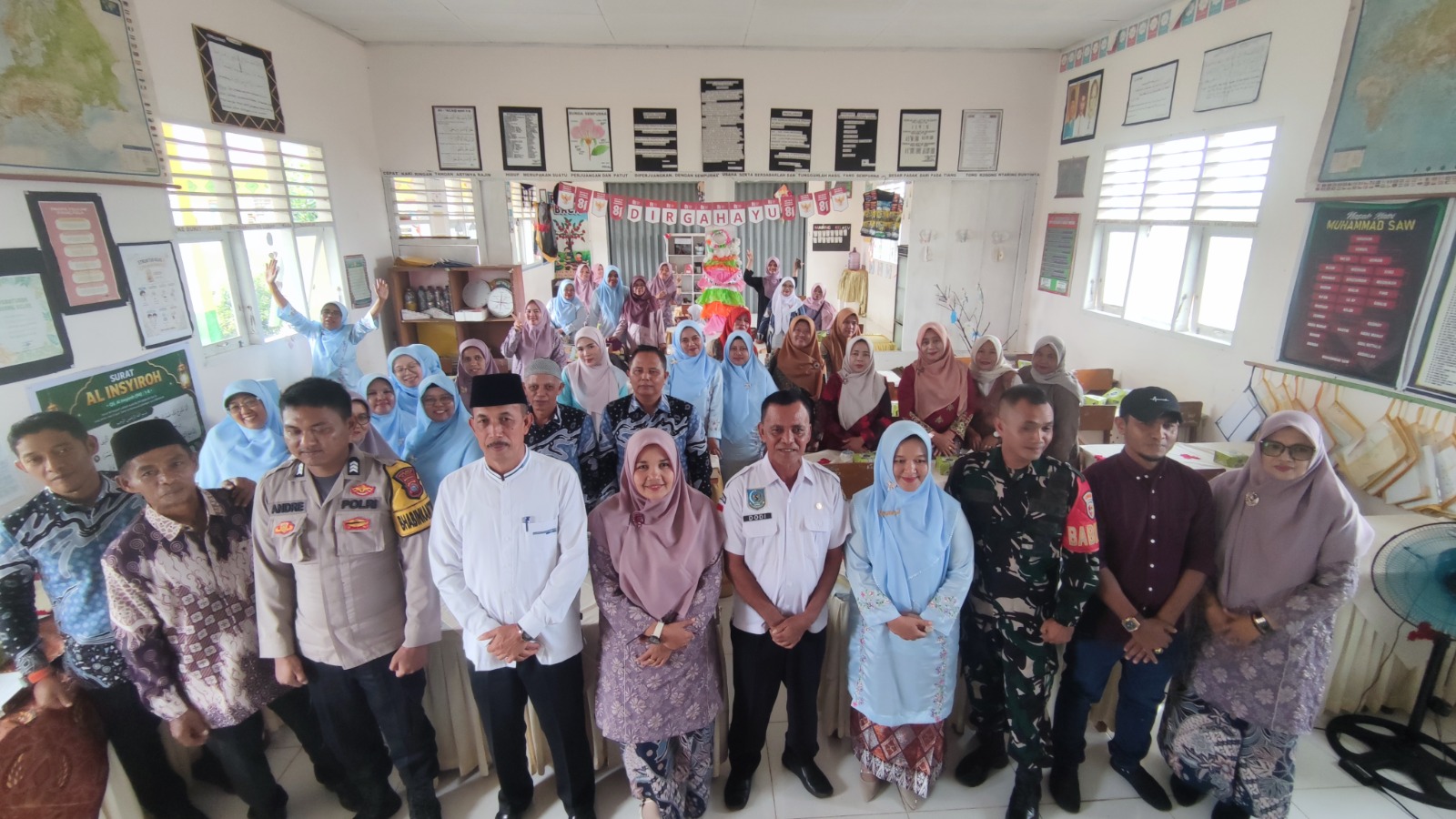 Bhabinkamtibmas Polres 50 Kota Hadiri Pisah Sambut Kepala UPTD SD Negeri 01 Bukik Limbuku