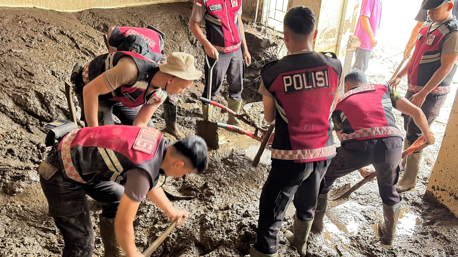 Hari ke-11 Pemulihan Pascabencana, Ditsamapta Polda Sumbar Bersihkan Kantor P2PM Kabupaten Solok