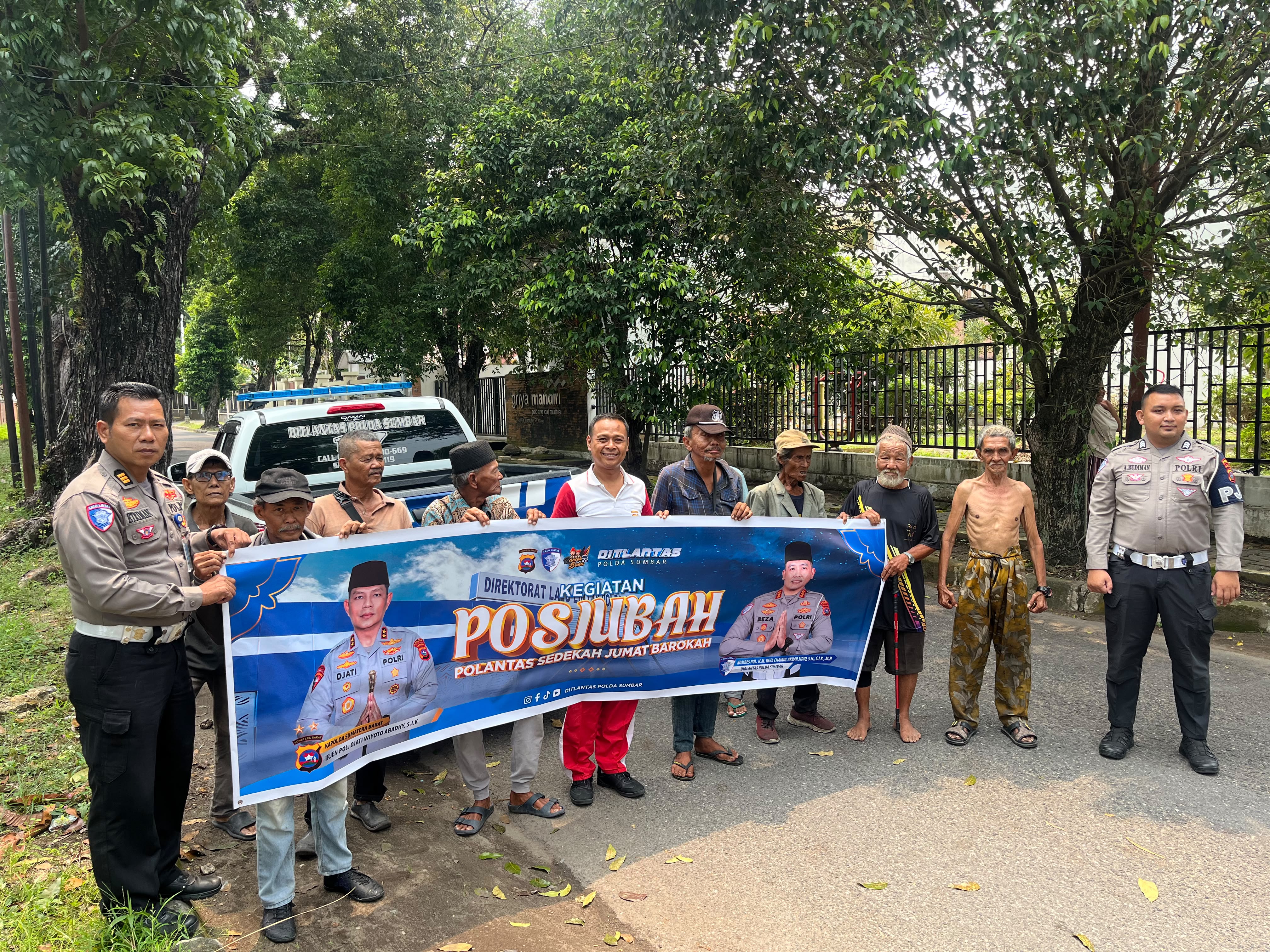 Jumat Barokah, Ditlantas Polda Sumbar Bagikan Nasi Bungkus kepada Warga Dhuafa dan Pengendara di Kota Padang