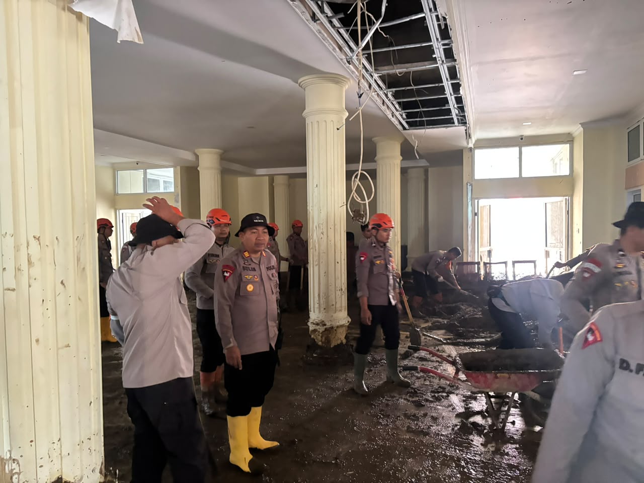 Polda Sumbar Perkuat Penanganan Pascagalodo, Personel Brimob Cek Pembersihan Fasilitas Publik di Kabupaten Solok