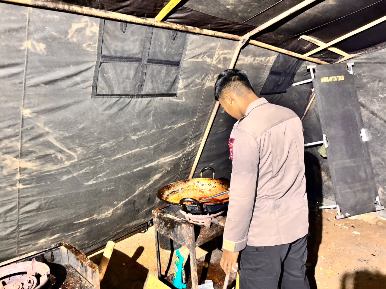 Satbrimob Polda Sumbar Salurkan 5.265 Porsi Makanan Siap Saji untuk Personel dan Warga Terdampak Galodo Solok