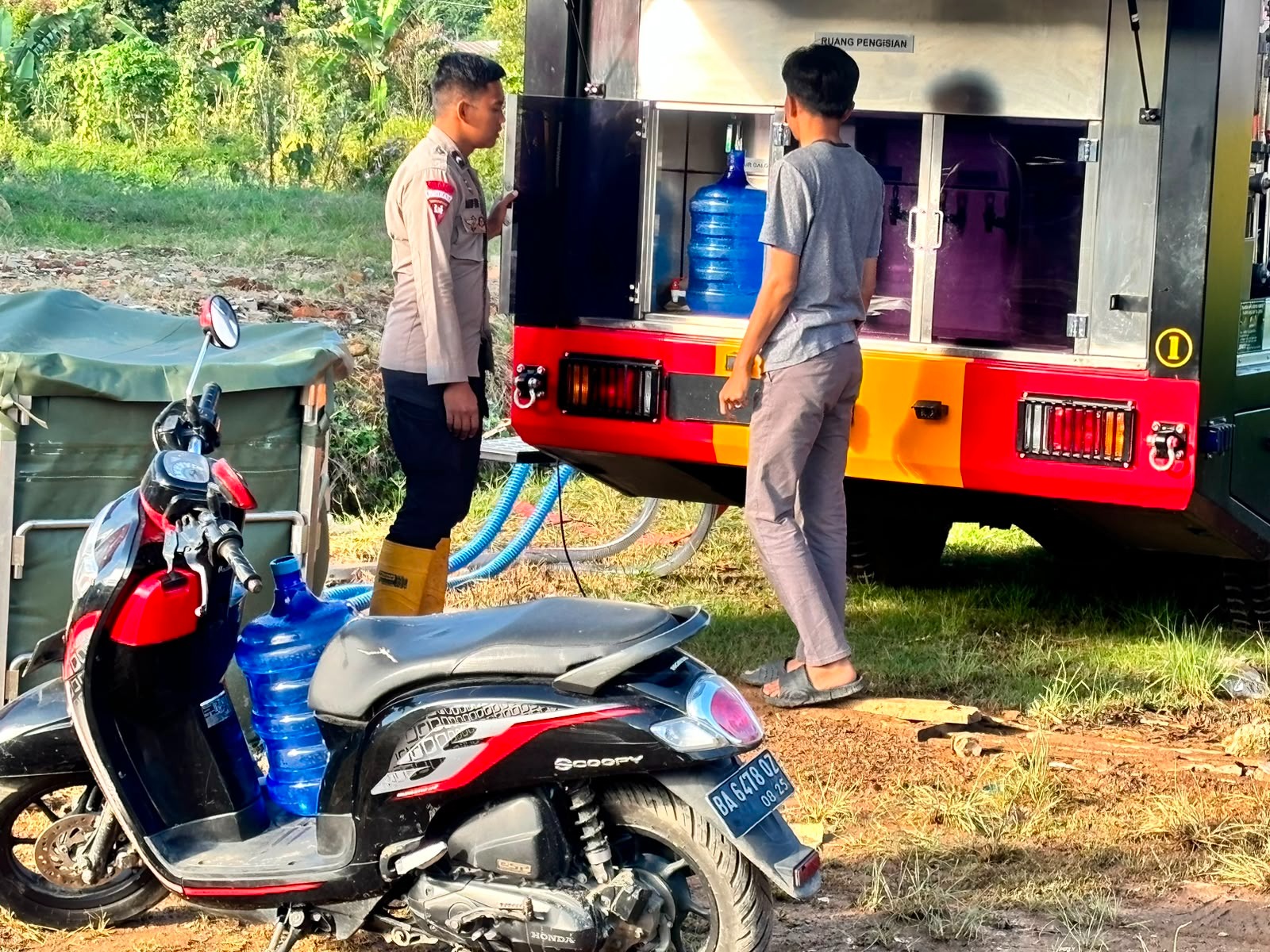 Satbrimob Polda Sumbar Distribusikan 487 Galon Air Bersih untuk Warga Terdampak Galodo Solok