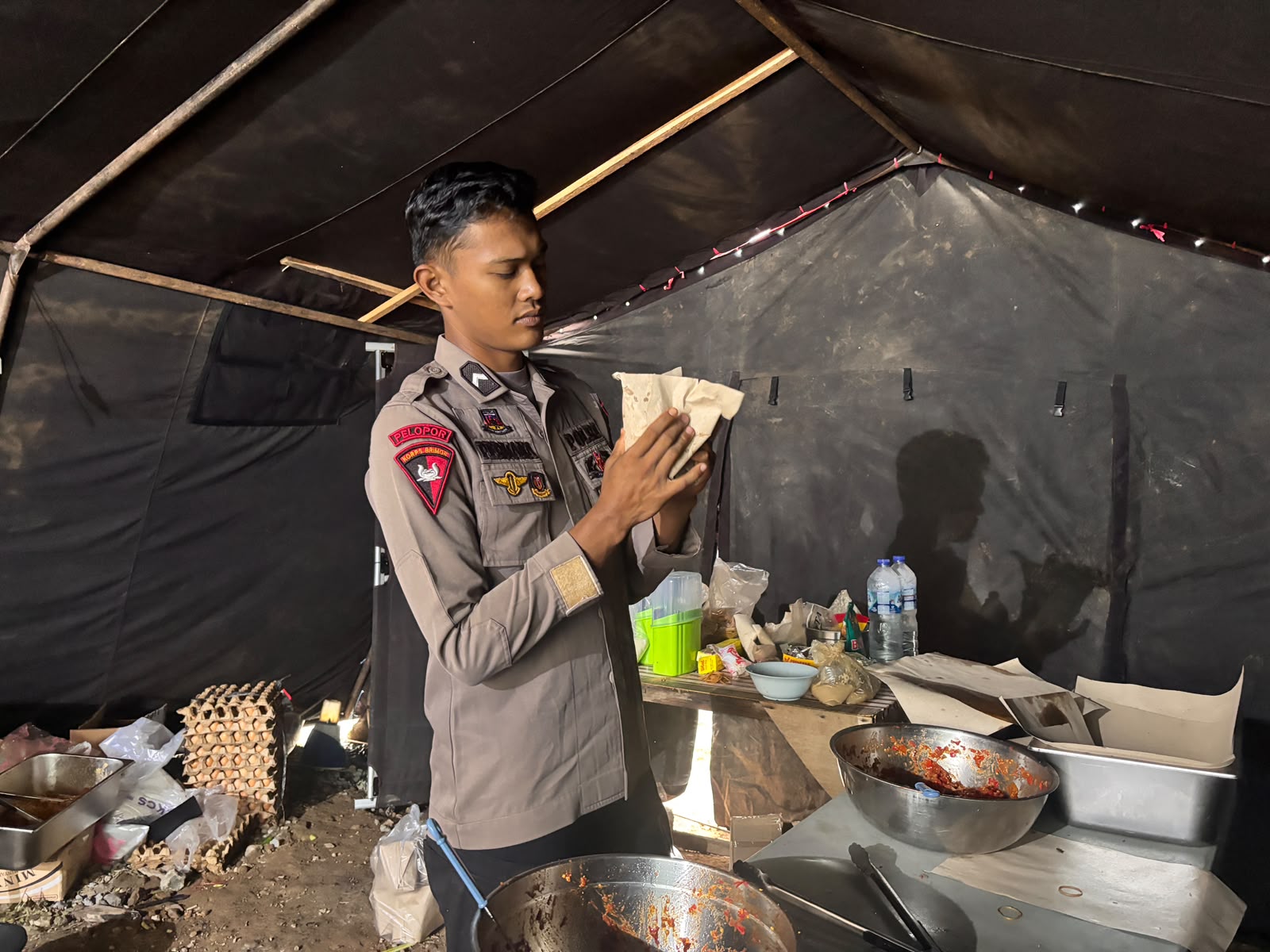 Operasi Aman Nusa II, Satbrimob Polda Sumbar Siapkan Makanan Siap Saji untuk Warga Terdampak Galodo