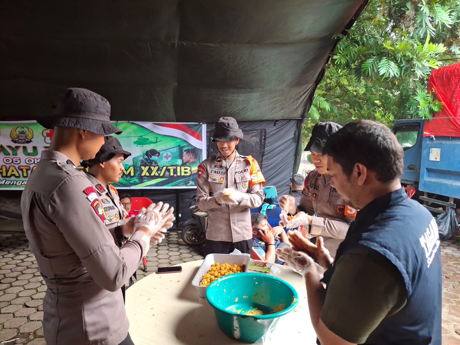 Personel Batalyon B Pelopor Satbrimob Polda Sumbar Dapur Umum Dinas Sosial untuk Warga Terdampak Galodo Solok