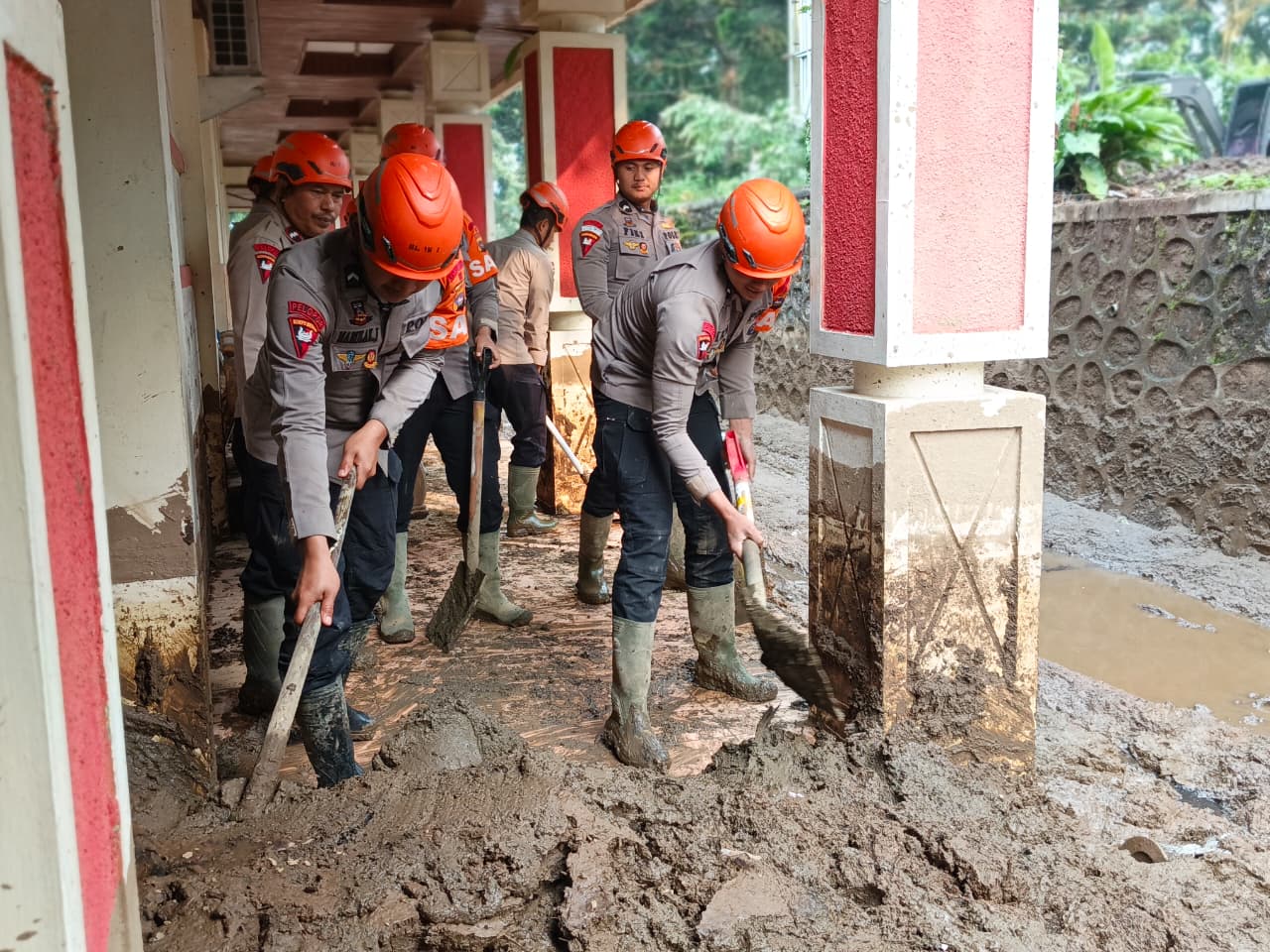 Satbrimob Polda Sumbar Bersihkan Gedung Inspektorat dan DPRD Pascagalodo Solok