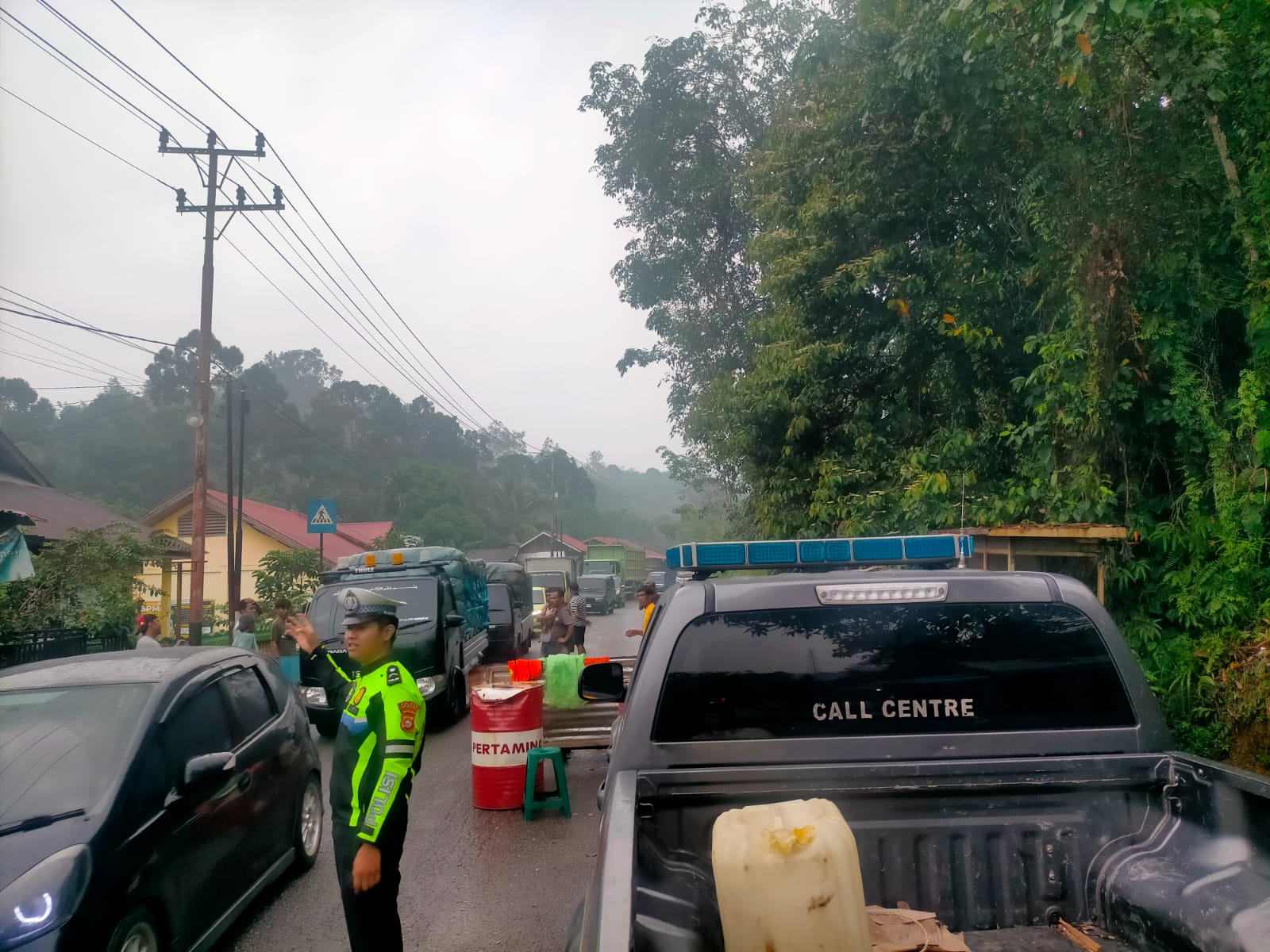 Polres 50 Kota: Polsek Pangkalan Amankan Perbaikan Jalan di Manggilang, Arus Lalu Lintas Diberlakukan Buka Tutup