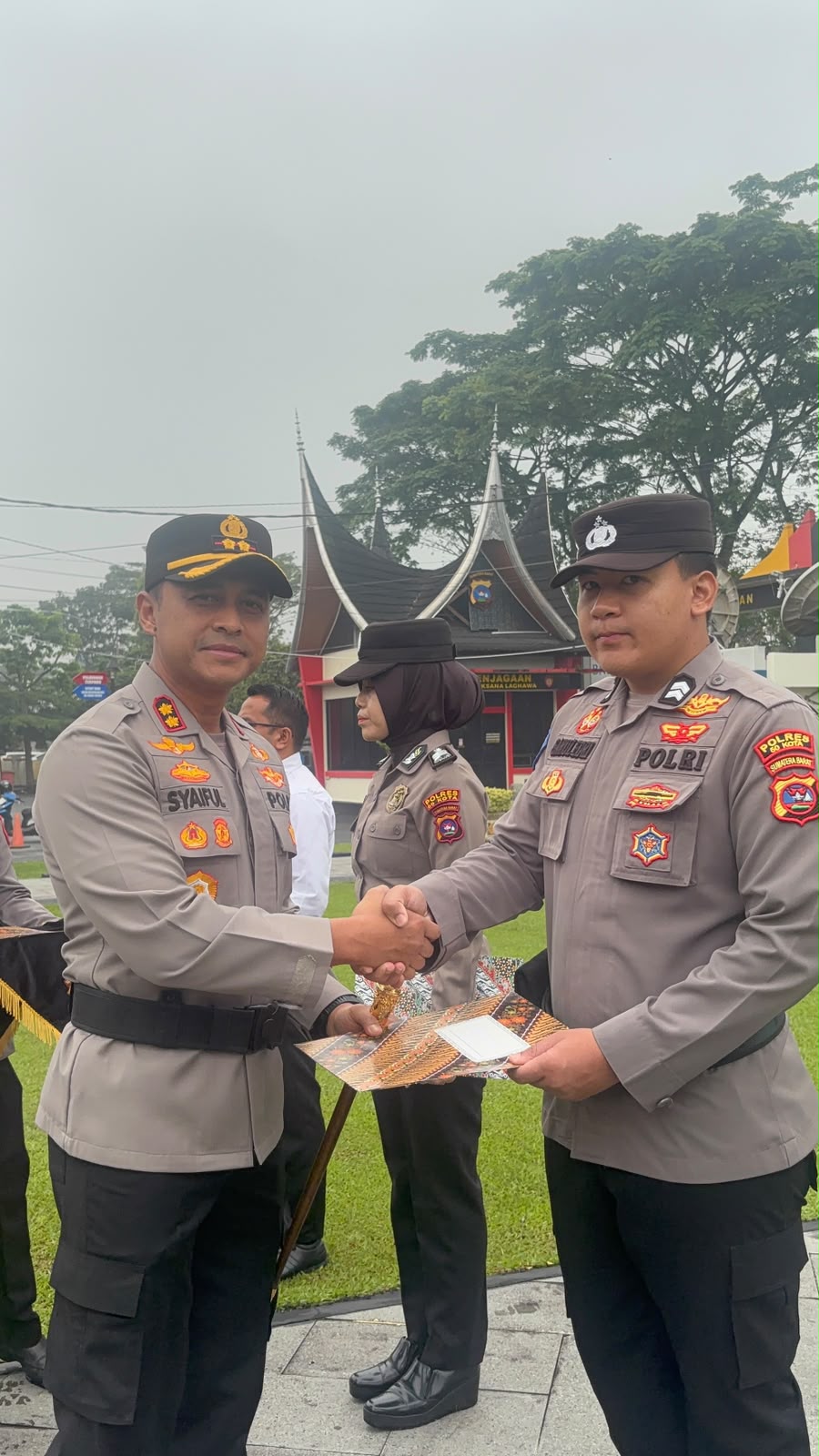 Kapolres 50 Kota Berikan Penghargaan kepada Personel Berprestasi