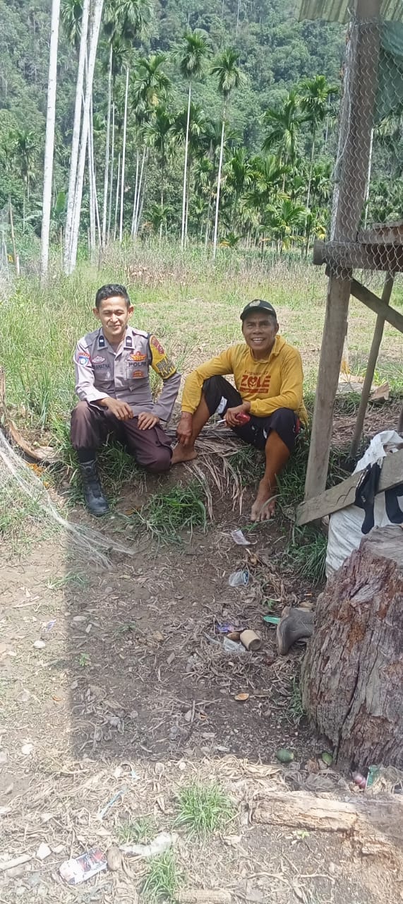 Bhabinkamtibmas Polres Pasaman Dorong Warga Dukung Ketahanan Pangan melalui Beternak dan Berkebun