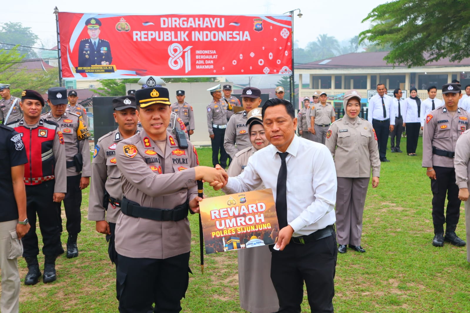 Kapolres Sijunjung Berikan Reward Umroh kepada Personel Terpilih